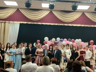 В Новозыбкове состоялась торжественная церемония вручения медалей «За особые успехи в учении» выпускникам 2026 года