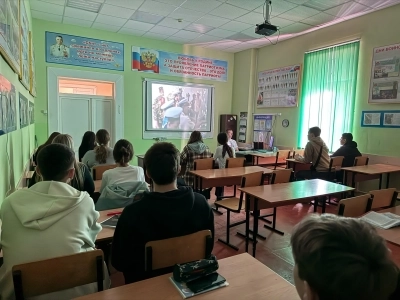 Сегодня со студентами и учащимися колледжа был проведен урок мужества, посвященный воссоединению Крыма с Россией.